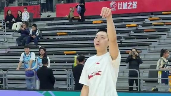  进门收红包！广东年前最后主场 胡明轩备战上海