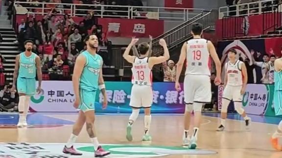  神来之笔！郭艾伦后场接球直接扔 超远压哨命中