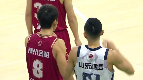  险受伤！陆文博扑防陈林坚被吹犯规