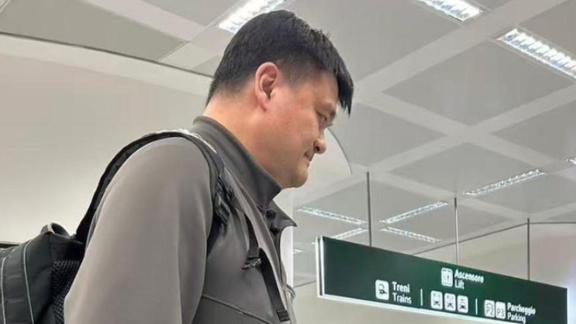 姚明抵达米兰！将参加冬奥开幕式 传递冬奥火炬