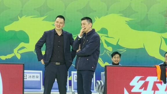  聊啥呢？杨鸣现身俱乐部杯 与昔日队友卢伟热聊