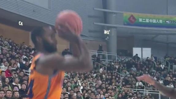  单节轰13分助上海反超！弗格与场下杨鸣使眼色