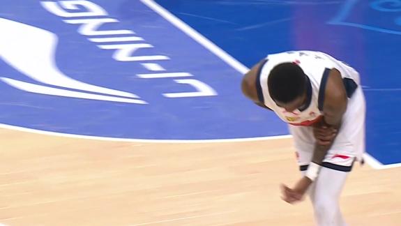  乱！张皓嘉抱肩白边被吹T 镜头一转萨姆纳受伤