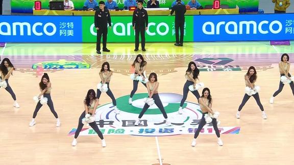  翘臀小蛮腰！啦啦宝贝可爱热舞撩拨球迷心脏