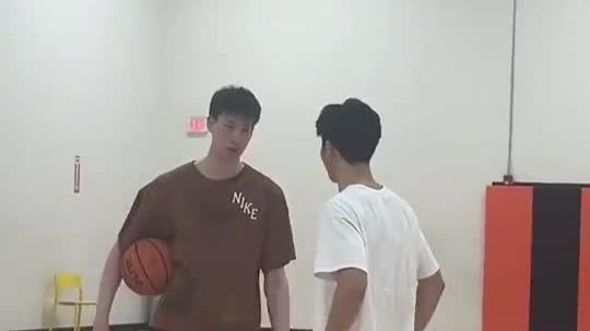  追梦少年相遇！张博源训练馆偶遇国青队友郇斯楠