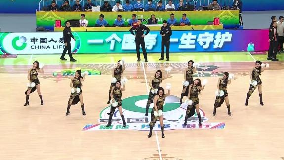  火辣开场！啦啦宝贝烫金大开叉旗袍舞动青春