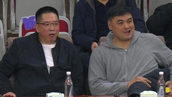  哥俩好！中国男篮名宿刘玉栋胡卫东携手督战