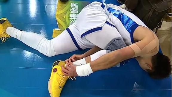  伤病滚粗！孙铭徽突破间严重崴脚痛苦倒地