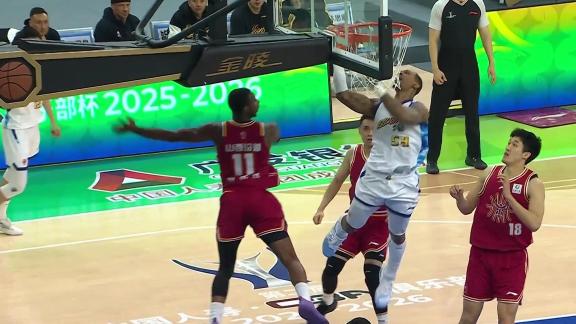  小钢炮启动！塔克逆天折叠上篮技惊四座