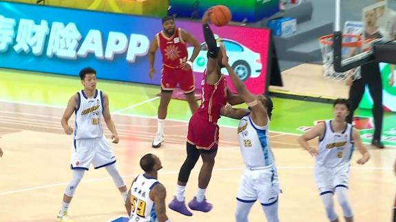  这就是NBA扣篮王！迪亚洛压哨隔扣超远超炸裂