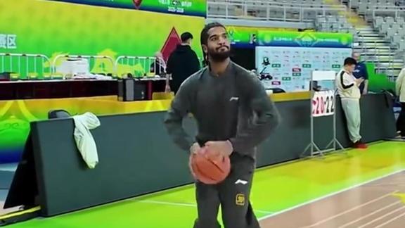 山东训练花絮：克里斯获“陈培东”投篮模仿冠军