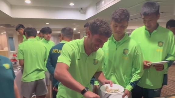  小年快乐！国安众外援齐送祝福+吃饺子