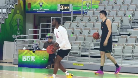  全力备战！迪亚洛练投篮找状态 贾明儒练三分