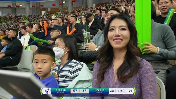  妹妹说紫色很有韵味！美女球迷现场观战笑靥如花