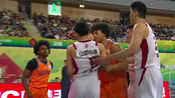  又冲突！于米提撞飞古德温违体 后者要说法吃T