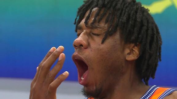  决赛领先太多！白边场下打哈欠被怼脸抓拍