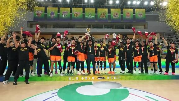  卫冕！卢伟王哲林捧起冠军奖杯 勇铸上海荣光