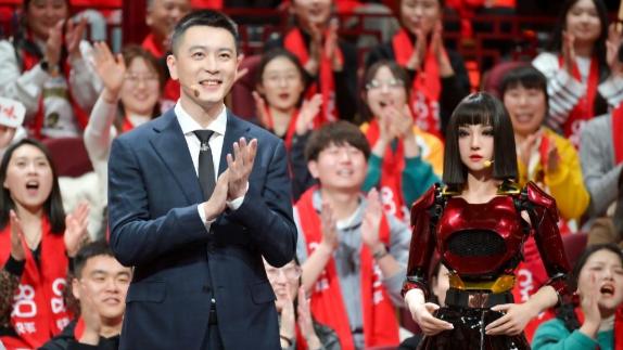  被整破防！杨鸣参演辽宁春晚与AI美女小柒互怼
