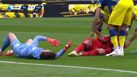  洛夫图斯-奇克倒地不起 被医护人员护送下场