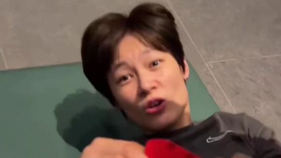 红包鼓鼓！广东女篮开工利是 杨力维竟抽中最少