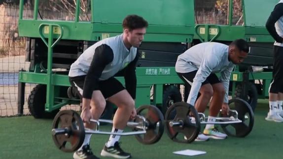  训练场上挥汗如雨！国安众将全力备战新赛季