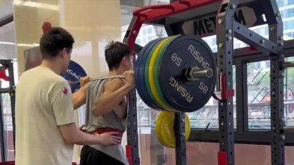  广东男篮队内深蹲训练 杜锋分享崔永熙挑战180KG