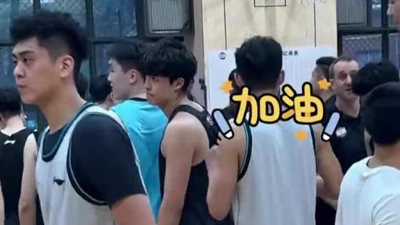  “徐指导”指挥队友折返跑 艾伦投篮未进独自懊恼