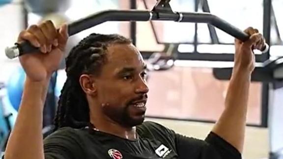  广东男篮健身房欢乐多 徐杰崔永熙监督杜润旺训练