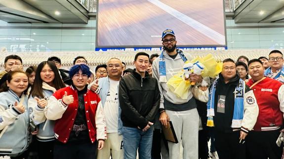  正式开启CBA生涯！麦基落地北京 球迷热情接机