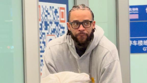  My Boy来啦！麦基抵达北京与球迷热情击拳问好