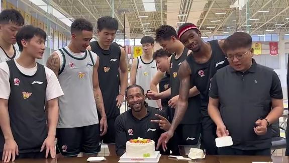 广东全队为萨林杰庆生 蛋糕这次居然没“遭殃”？