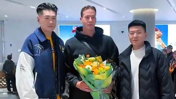  新疆男篮接机新外援塞缪尔·门内加！期待精彩表现