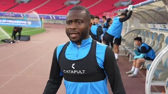  特约记者阿奇姆彭专访斯坦丘 马莱莱客串摄像