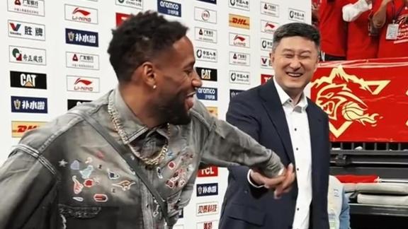  威姆斯赛后与杜锋打趣：宏远太火了 我都买不到票