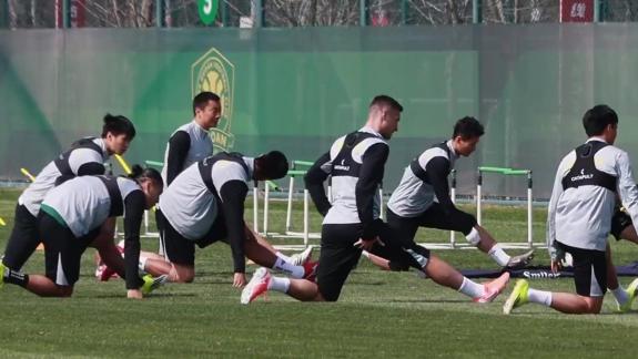 专注训练！北京国安回到基地备战京沪大战