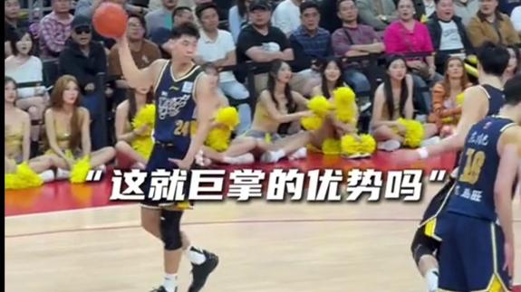  国产伦纳德名场面！崔永熙单手抓球抢断燃爆全场