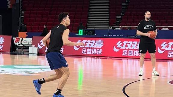  三分球弹无虚发！李添荣场边训练手感火热