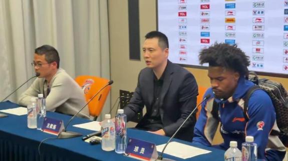  古德温书包抢眼！卢伟：全队攻防两端都不错