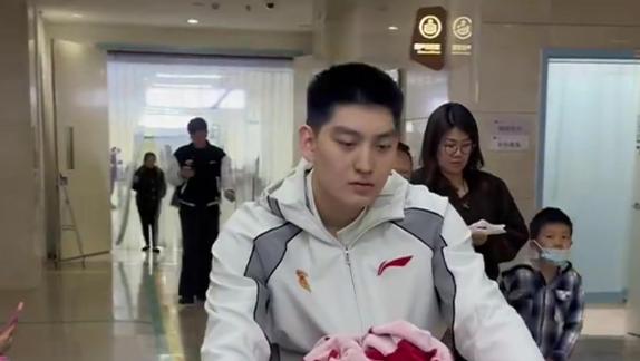  愿早日康复！冯熙瑞倒地痛苦大喊 贺希宁不忍心看