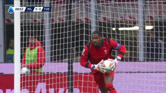 吉内蒂斯禁区外起脚远射 迈尼昂倒地将球抱住