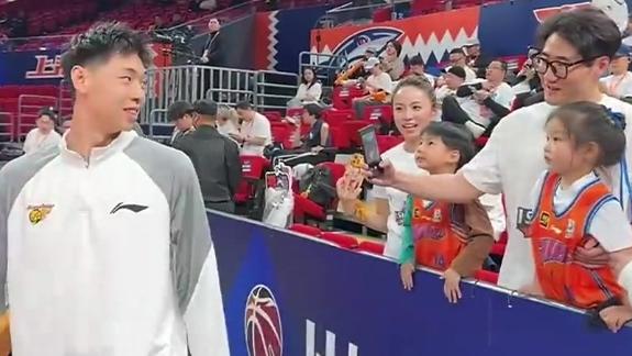 超高人气！上海球迷与崔永熙合照 小崔来者不拒