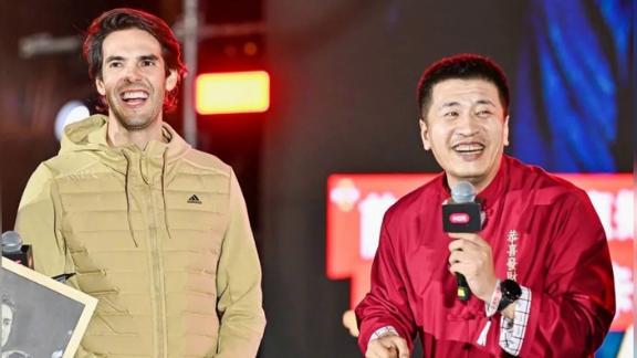 生前是米兰球迷！张雪峰见到偶像卡卡异常激动