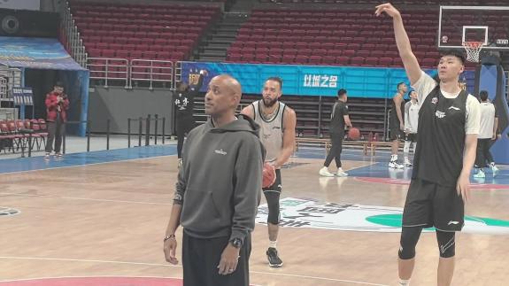 准度要加强！麦基三分+罚球训练 命中率不尽人意