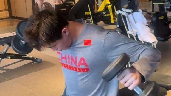 期待满血回归！郭艾伦恢复训练 腿戴固定支架