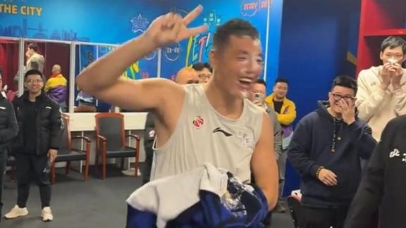  更衣室氛围拉满！翟晓川庆生：感谢兄弟们的祝福