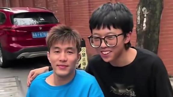 球迷偶遇郭艾伦让他夸自己帅 郭艾伦：也不帅呀