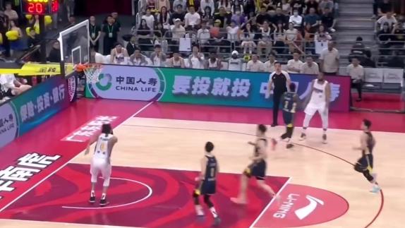 张皓嘉上空篮脱手！杨鸣：这可能是比赛转折点