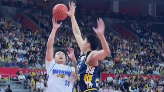 霸气外露！崔永熙送赵睿排球大帽后怒吼庆祝