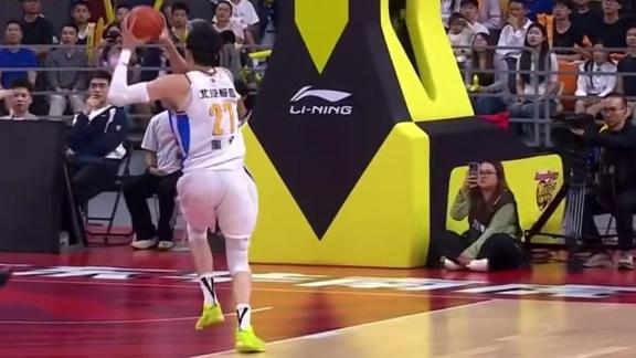 攻守俱佳！崔永熙拉杆上篮后送周琦正面大帽