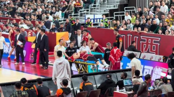 陶汉林对抗击打刘传兴脖子 后者由担架抬离现场